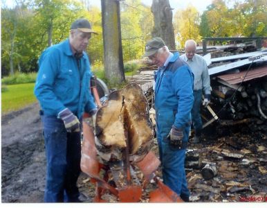 Vedklyvning p Bjrka-Sby. Svenne, Ingvar Petersson och Lennart Lide i farten